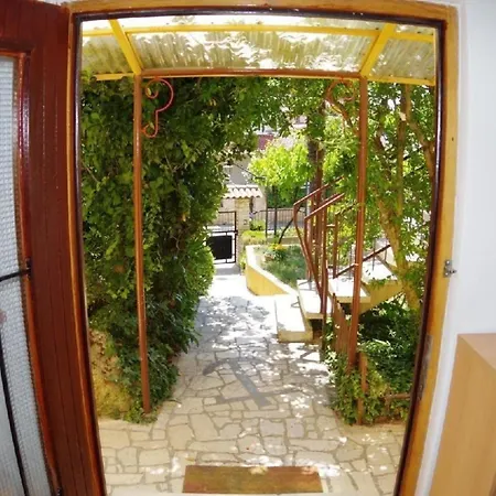 In Mit Garten Und Terrasse Pjescana Uvala